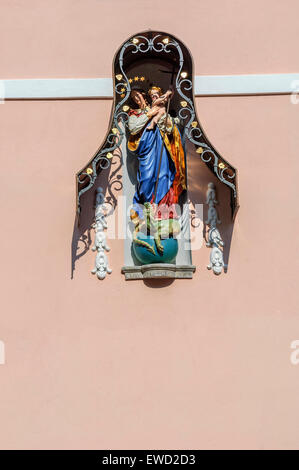 Vierge Marie portant l'enfant Jésus harponner un dragon. Vieille ville. Ljubljana. La Slovénie Banque D'Images