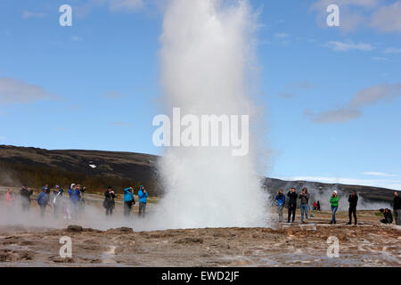 Les touristes photographie strokkur geyser geyser en éruption au site géothermique Islande Geysir Banque D'Images