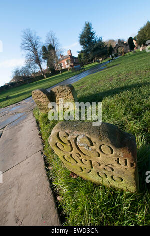 Pierres tombales dans les motifs de Southwell Minster dans le Nottinghamshire, Angleterre, Royaume-Uni Banque D'Images