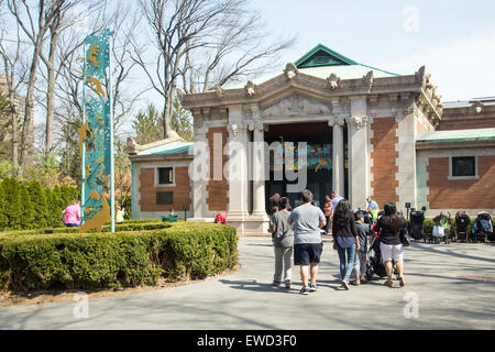 BRONX, NEW YORK - 14 avril 2014 : Avis de zoo du Bronx avec les visiteurs qui entrent dans la pièce de Madagascar. Banque D'Images