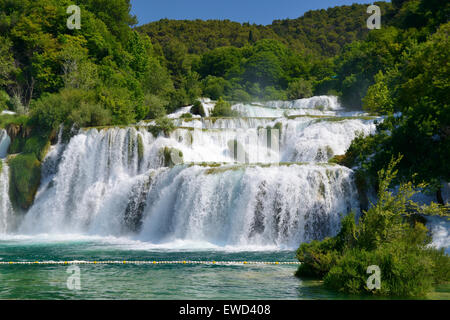 Cascades de Skradinski Buk dans le Parc National de Krka sur la côte dalmate de la Croatie Banque D'Images