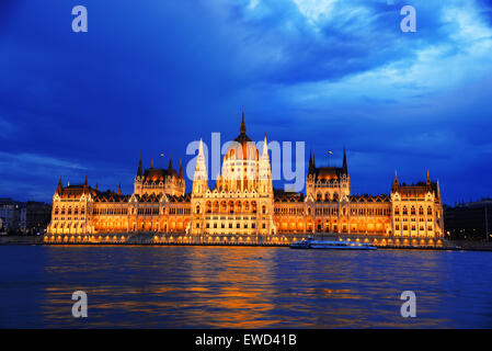 Bâtiment du Parlement hongrois sur les rives du Danube à Budapest par nuit Banque D'Images