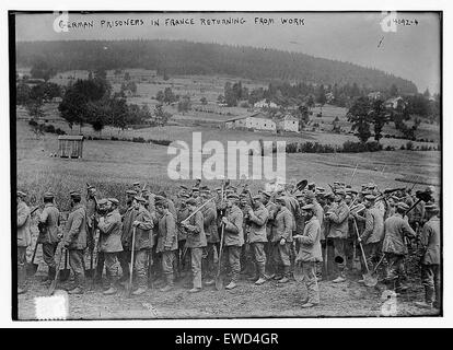 Cette photographie historique représente des prisonniers allemands rentrant du travail en France pendant la seconde Guerre mondiale, capturant un moment de difficultés et d'histoire en temps de guerre. Banque D'Images