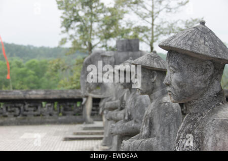 La citadelle de Hué face pierre statues de soldats Banque D'Images