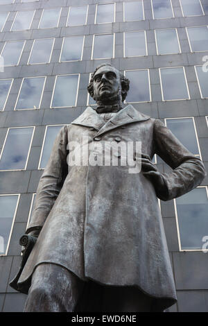 Statue de l'ingénieur ferroviaire victorien Robert Stephenson (1803-1859) Inventeur de la fusée à l'extérieur de la locomotive à vapeur railwa Euston Banque D'Images