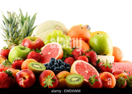 La composition avec fruits assortis isolé sur fond blanc Banque D'Images