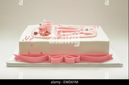 Sweet gâteau d'anniversaire pour petite fille, sur fond blanc, décorée sur le dessus. Banque D'Images