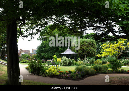 Regency jardins en raison de whitstable château dans la ville de Hastings dans l'est sud-est de kent uk juin 2015 Banque D'Images