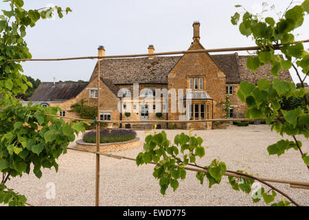 La façade extérieure du 17ème siècle Cotswold cottage avec Cisco-client Banque D'Images