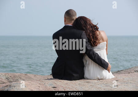 Amoureux couple walking on beach holding hands photo de mariage hugging laughing couple interracial Banque D'Images