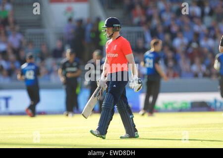 Manchester, UK. 23 Juin, 2015. NatWest International T20 Cricket. L'Angleterre contre la Nouvelle-Zélande. Nouvelle Zélande célébrer comme l'Angleterre capitaine Eoin Morgan promenades. Credit : Action Plus Sport/Alamy Live News Banque D'Images