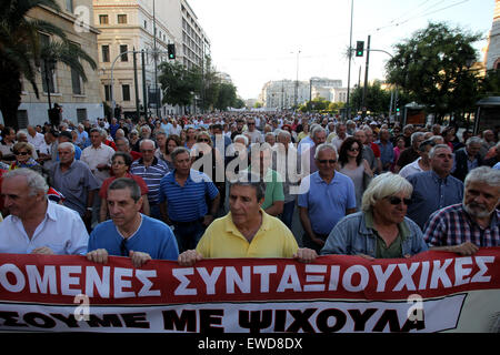 Athènes, Grèce. 23 Juin, 2015. Les gens protestent dans le centre d'Athènes contre les plans soumis par le gouvernement grec de créanciers internationaux du pays d'éviter par défaut qui se profile, en Grèce, le 23 juin 2015. Credit : Marios Lolos/Xinhua/Alamy Live News Banque D'Images