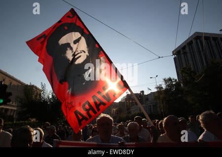 Athènes, Grèce. 23 Juin, 2015. Les gens protestent dans le centre d'Athènes contre les plans soumis par le gouvernement grec de créanciers internationaux du pays d'éviter par défaut qui se profile, en Grèce, le 23 juin 2015. Credit : Marios Lolos/Xinhua/Alamy Live News Banque D'Images