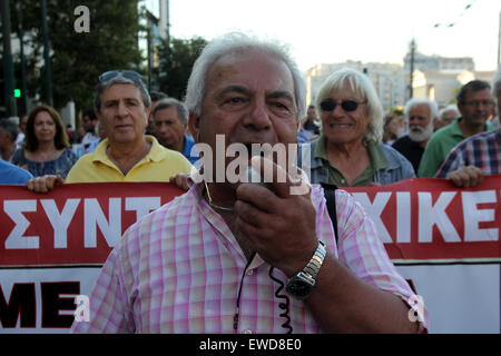 Athènes, Grèce. 23 Juin, 2015. Les gens protestent dans le centre d'Athènes contre les plans soumis par le gouvernement grec de créanciers internationaux du pays d'éviter par défaut qui se profile, en Grèce, le 23 juin 2015. Credit : Marios Lolos/Xinhua/Alamy Live News Banque D'Images