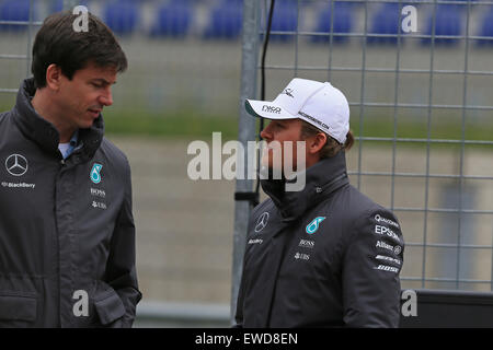 Spielberg Red Bull Ring, en Autriche. 23 Juin, 2015. Les essais en cours de saison pour les équipes de F1. Mercedes AMG Petronas de Nico Rosberg parle avec Toto Wolff : Action Crédit Plus Sport/Alamy Live News Banque D'Images