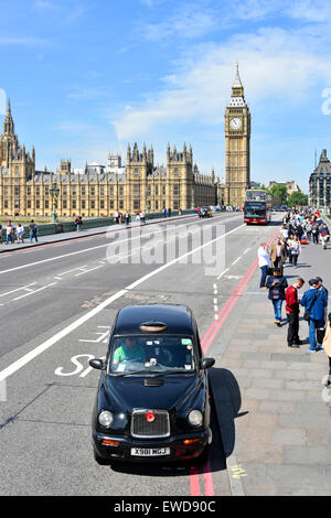 London taxi taxi noir de Westminster Bridge tour de l'horloge avec Big Ben et des chambres du Parlement au-delà Banque D'Images