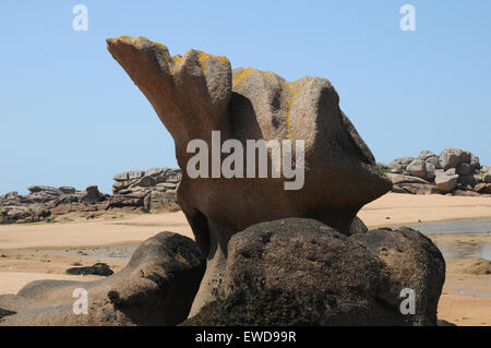 Les roches et les formations rocheuses sur la côte de Granit Rose côte de granit rose (Bretagne) près de Tregastel. Banque D'Images