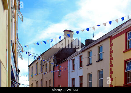 Les drapeaux sont suspendus au-dessus des boutiques et des maisons de la petite ville de Killarney en Irlande. Banque D'Images