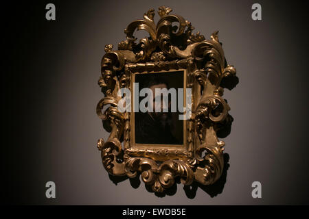 La ville de Mexico, le 23 juin. 27 Sep, 2015. Le portrait de Michelangelo Buonarroti est montré lors d'une tournée pour les représentants des médias de l'exposition 'Michelangelo Buonarroti : Un artiste entre deux mondes', dans le Palais des Beaux-arts, dans la ville de Mexico, capitale du Mexique, le 23 juin 2015. L'exposition 'Michelangelo Buonarroti : Un artiste entre deux mondes' sera ouverte au public du 26 juin au 27 septembre 2015. © Alejandro Ayala/Xinhua/Alamy Live News Banque D'Images