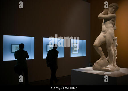 La ville de Mexico, le 23 juin. 27 Sep, 2015. Les gens à pied en face de la sculpture David Apollo, lors d'une tournée pour les représentants des médias de l'exposition 'Michelangelo Buonarroti : Un artiste entre deux mondes', dans le Palais des Beaux-arts, dans la ville de Mexico, capitale du Mexique, le 23 juin 2015. L'exposition 'Michelangelo Buonarroti : Un artiste entre deux mondes' sera ouverte au public du 26 juin au 27 septembre 2015. © Alejandro Ayala/Xinhua/Alamy Live News Banque D'Images