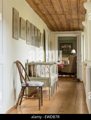 Banquette scandinave dans couloir avec wheelback chaises et mur anglais imprime Banque D'Images