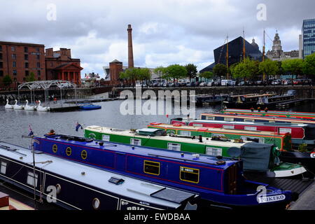 Bateaux amarrés dans étroit de l'Albert Dock de Liverpool dans le cadre de la Cunard Lines 175e anniversaire. Banque D'Images