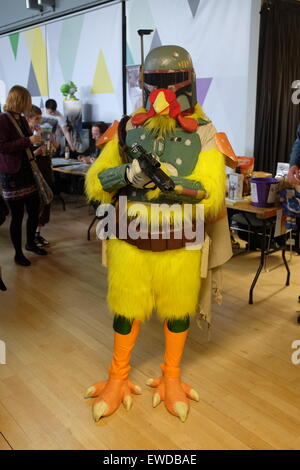 Cosplayeuse habillée comme le Boba Fett géant poulet de la Family Guy Star Wars Trilogy animation à la Comicon Mersey Liverpool Banque D'Images