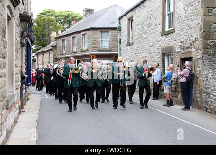 Youlgreave band marche dans le village dans le cadre de la bénédiction de la cérémonie des pansements bien Banque D'Images