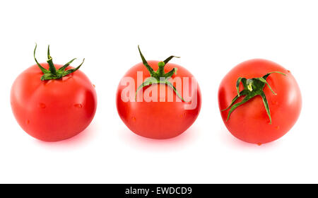 Trois tomates fraîches couvertes de gouttes d'eau isolé Banque D'Images