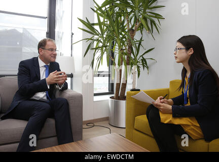 Bruxelles, Belgique. 27 mai, 2015. Le Commissaire européen chargé de l'éducation, de la Culture, Jeunesse et Sport Tibor Navracsics (L) reçoit une interview par Xinhua à Bruxelles, Belgique, le 27 mai 2015. Les échanges culturels entre la Chine et l'Union européenne (UE) sont très réussis, dit Tibor Navracsics dans un récent entretien accordé à Xinhua. © Ye Pingfan/Xinhua/Alamy Live News Banque D'Images