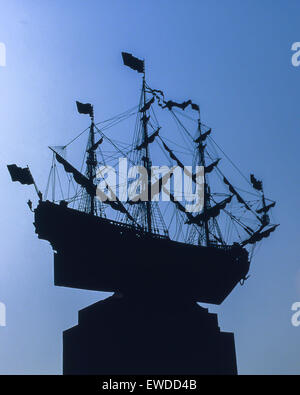 Leningrad, Russie. 3 mai, 1984. Une silhouette réplique en bronze d'un navire à voile historique, un symbole de la ville de Leningrad (Saint-Pétersbourg), monté sur une colonne à l'extérieur de l'hôtel Leningrad (rebaptisé plus tard l'hôtel St Petersburg) sur la rivière Neva. © Arnold Drapkin/ZUMA/Alamy Fil Live News Banque D'Images