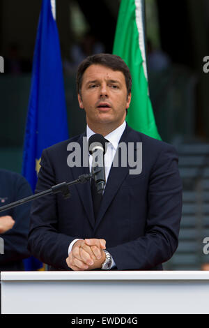 Courmayeur, Italie, 23 juin 2015. Le premier ministre Italien Matteo Renzi parle à la nouvelle inauguration du téléphérique du Mont Blanc. Banque D'Images