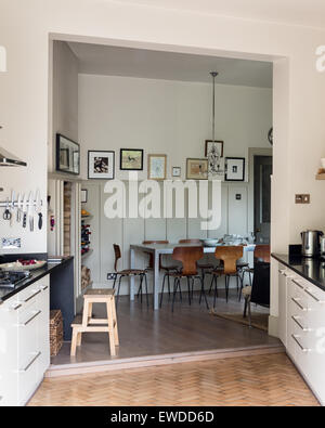 PK chaises autour de table dans une cuisine salle à manger avec parquet Banque D'Images