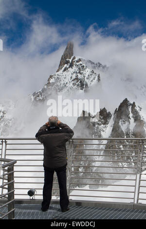 Courmayeur, Italie, 23 juin 2015. Un homme prend une photo de la Dent du GEANT à partir de la terrasse panoramique au sommet de la station de téléphérique de la pointe Helbronner. Le téléphérique Skyway relie la ville de Courmayeur jusqu'à la pointe Helbronner (3 466 m) dans le massif du Mont Blanc. Banque D'Images