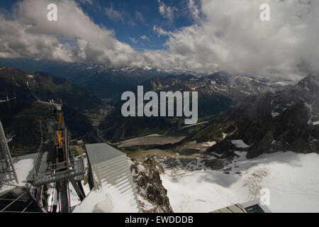 Courmayeur, Italie, le 23 juin 2015. Vue panoramique sur Courmayeur et la vallée d'Aoste depuis la station d'arrivée du téléphérique Skyway. Le téléphérique relie Courmayeur à la Pointe Helbronner (3,466 m) dans le massif du Mont blanc. Banque D'Images