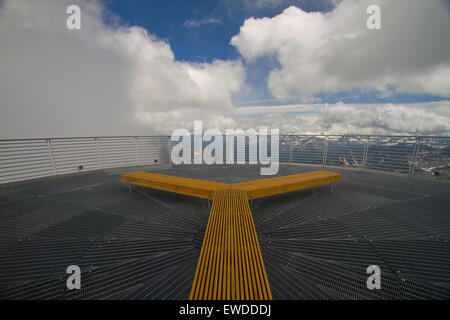 Courmayeur, Italie, 23 juin 2015. La terrasse panoramique au sommet de la station de téléphérique de la pointe Helbronner. Le téléphérique Skyway relie la ville de Courmayeur jusqu'à la pointe Helbronner (3 466 m) dans le massif du Mont Blanc. Banque D'Images