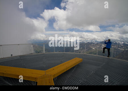 Courmayeur, Italie, 23 juin 2015. Un visiteur sur la terrasse panoramique au sommet de la station de téléphérique de la pointe Helbronner. Le téléphérique Skyway relie la ville de Courmayeur jusqu'à la pointe Helbronner (3 466 m) dans le massif du Mont Blanc. Banque D'Images