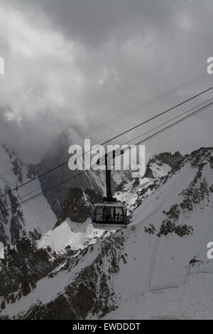 Courmayeur, Italie, le 23 juin 2015. Une télécabine du téléphérique Skyway s'approche de la gare de Pointe Helbronner. Le téléphérique Skyway relie Courmayeur à Pointe Helbronner (3,466 m) dans le massif du Mont blanc. Banque D'Images