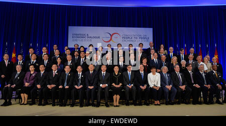 (150624) -- WASHINGTON, D.C., le 24 juin 2015 (Xinhua) -- Les participants de la septième Chine-États-Unis Le dialogue stratégique et économique (S&ED) et le sixième de la Chine et les États-Unis Consultation de haut niveau sur les échanges (CPE) ont une photo de groupe prise à Washington, DC, États-Unis, le 23 juin 2015. Coup d'envoi de la conférence annuelle de haut niveau parle ici mardi, la Chine et les États-Unis ont réaffirmé leur engagement à poursuivre une coopération étroite dans le domaine de la lutte contre divers problèmes auxquels le monde d'aujourd'hui, tout en promettant de gérer leurs différences de manière responsable pour les avantages des deux côtés et dans le monde Banque D'Images