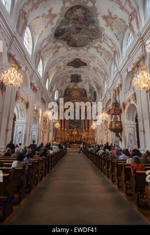 Congrégation un dimanche matin à l'église des jésuites à Lucerne, Suisse Banque D'Images