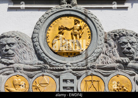 Emblèmes d'or sur le mur extérieur d'un bâtiment dans la vieille ville de Lucerne, Suisse Banque D'Images