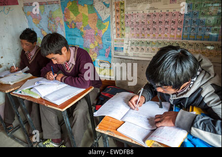 Écoliers dans une école à Hemis Shukpachen, Ladakh, Inde. Banque D'Images