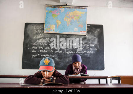 Une salle de classe dans une école à Hemis Shukpachen, Ladakh, Inde. Banque D'Images