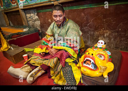 Après l'exécution d'un moine au cours de danse rituelle Festival Hemis, Ladakh, Inde. Banque D'Images