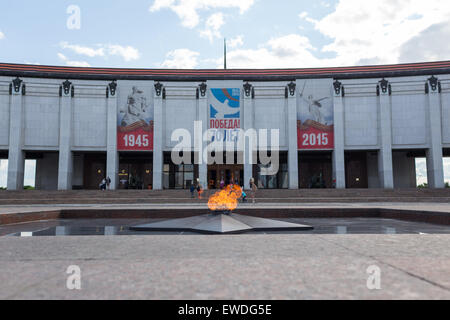 Flamme éternelle au Musée de la Grande guerre patriotique, Victory Park, Moscou. Bannières commémorer 70 ans depuis la victoire. Banque D'Images