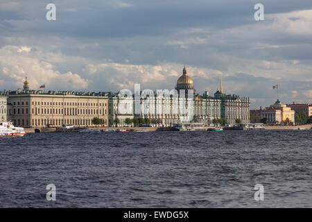 Palais d'hiver / Musée de l'Ermitage, complexe du dôme de la cathédrale Saint-Isaac et de l'Amirauté, le long de la Neva, Saint-Pétersbourg, Russie. Banque D'Images