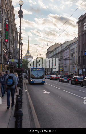 Vue vers le bas de la Perspective Nevsky, vers la construction de l'Amirauté à Saint-Pétersbourg, Russie Banque D'Images