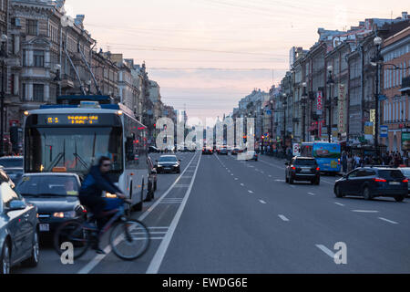 La vue à la tombée de la Perspective Nevski, vers le bâtiment de l'Amirauté à Saint-Pétersbourg, en Russie. Banque D'Images