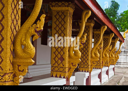 STRUTS DRAGON sur un temple bouddhiste - Luang Prabang, Laos Banque D'Images