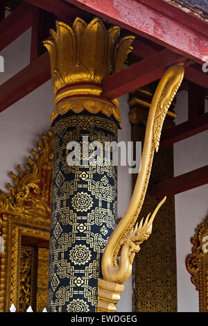 STRUTS DRAGON sur un temple bouddhiste - Luang Prabang, Laos Banque D'Images